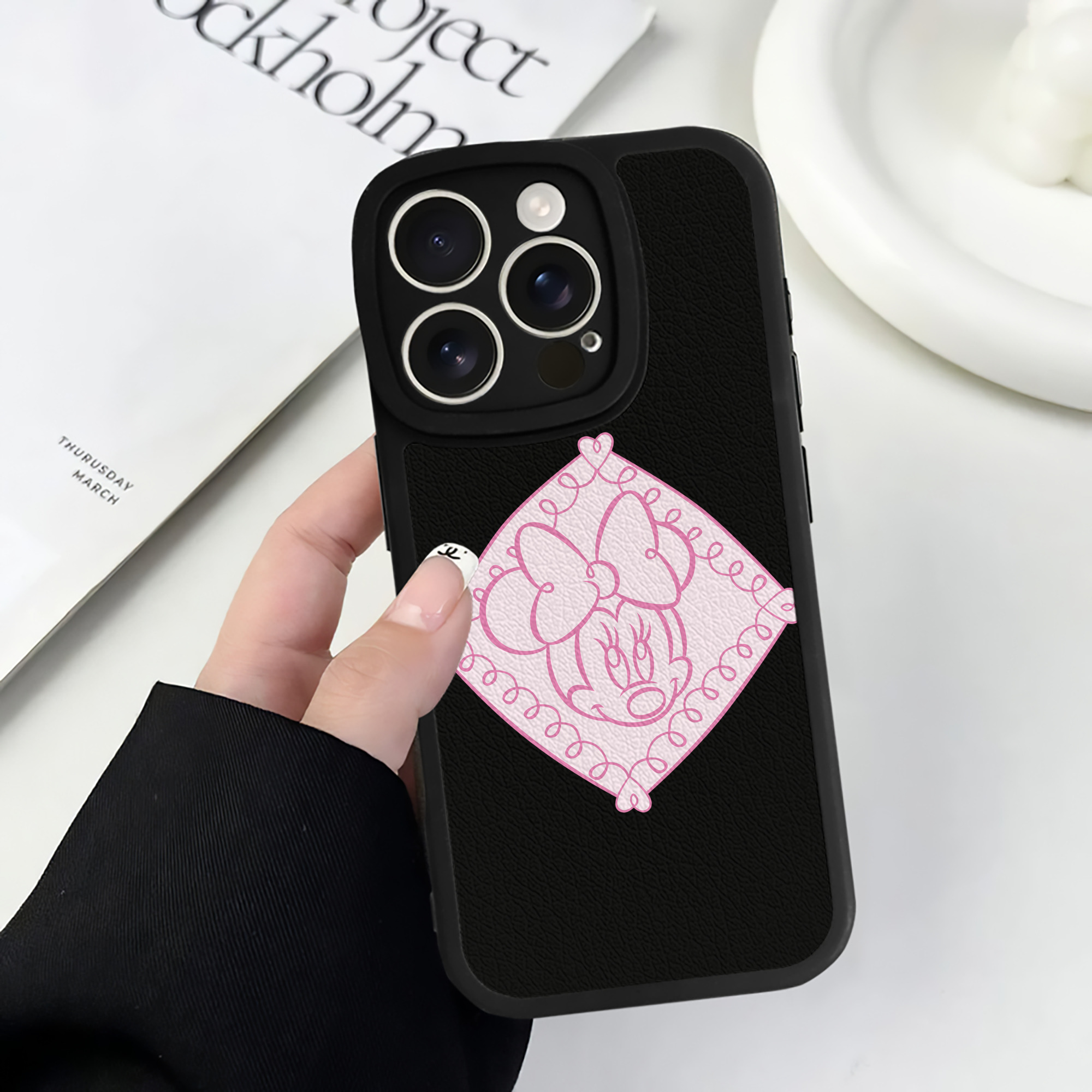 （画像用） ミッキーマウス Mickey Mouse 【iPhone 16シリーズ対応】シリコンスマホケース（レザー調） 材質：シリコン